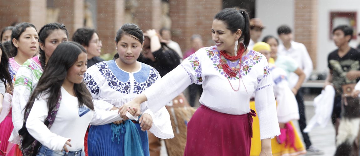 Estudiantes de Ibarra danzaron en torno a la fiesta del Inti Raymi