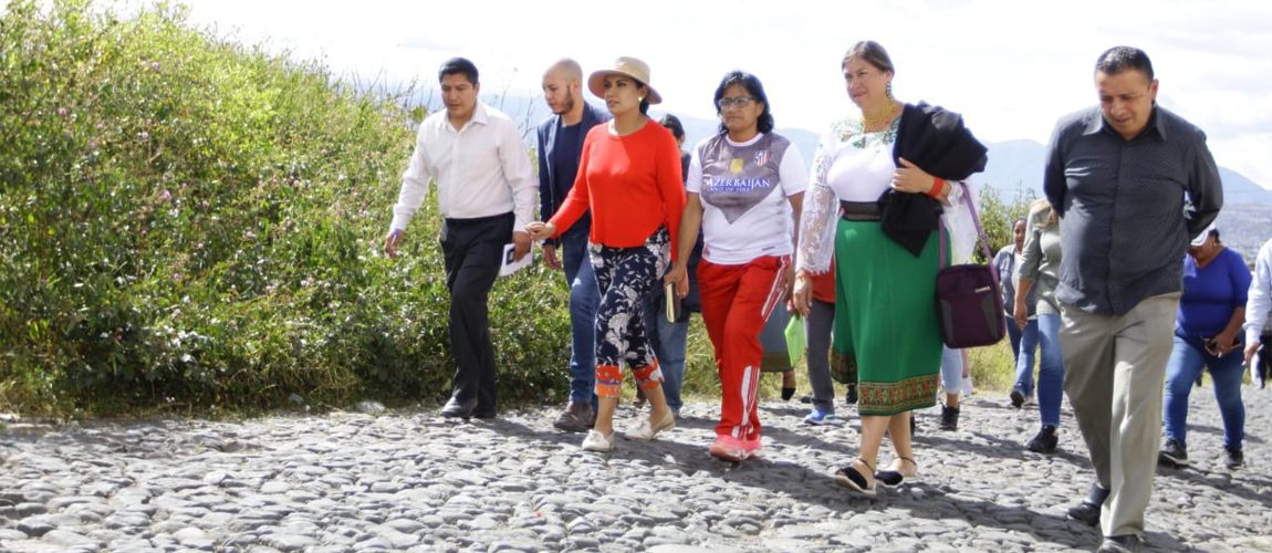 Alcaldesa de Ibarra recorrió varios lugares de la Parroquia Santa María de la Esperanza