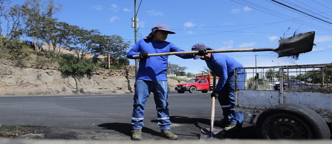 Alcaldesa de Ibarra destinó personal municipal a la minga de limpieza de las calles de la ciudad