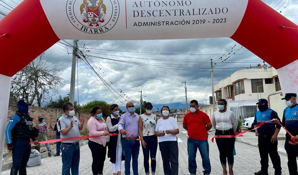 MUNICIPALIDAD DE IBARRA INAUGURA ADOQUINADOS EN BARRIO HUERTOS	FAMILIARES