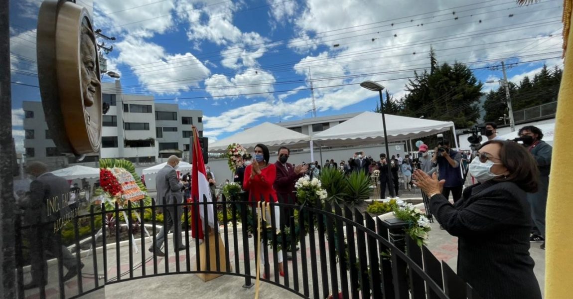 MUNICIPALIDAD DE IBARRA DEVELA MONUMENTO AL ING FAUSTO ENDARA EX ALCALDE DE IBARRA