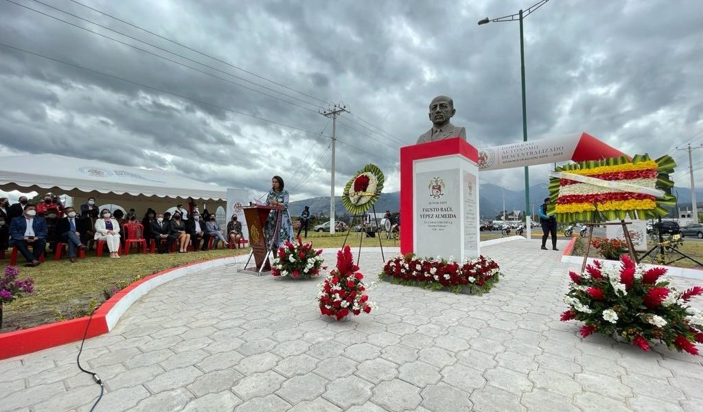 EN EL PERIFÉRICO SUR DEL ANILLO VIAL LA MUNICIPALIDAD DE IBARRA REALIZÓ EL DEVELAMIENTO DEL MONUMENTO AL CABALLERO DE LA IBARREÑIDAD SR. FAUSTO YÉPEZ ALMEIDA