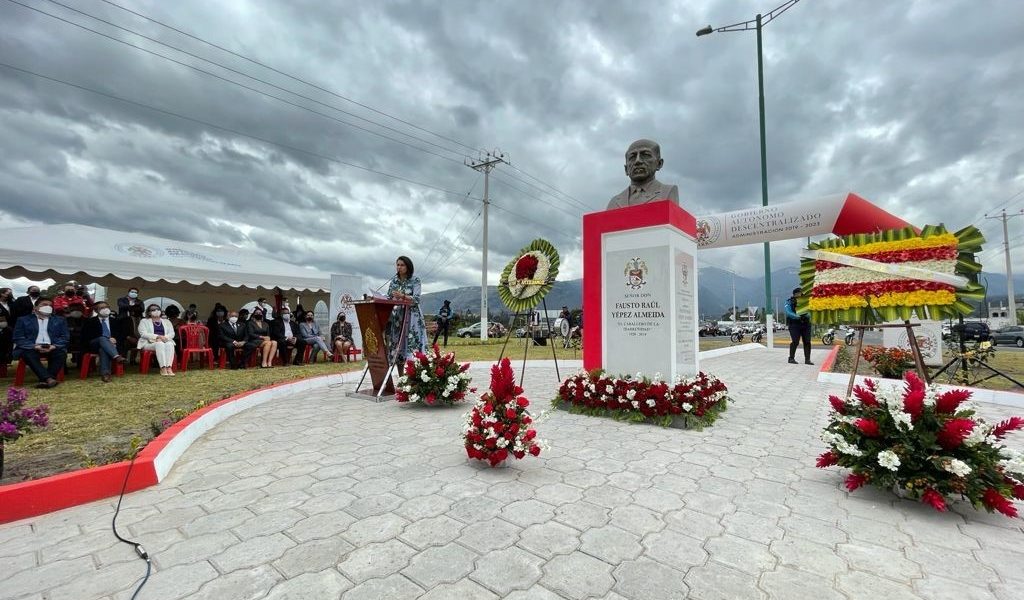 EN EL PERIFÉRICO SUR DEL ANILLO VIAL LA MUNICIPALIDAD DE IBARRA REALIZÓ EL DEVELAMIENTO DEL MONUMENTO AL CABALLERO DE LA IBARREÑIDAD SR. FAUSTO YÉPEZ ALMEIDA