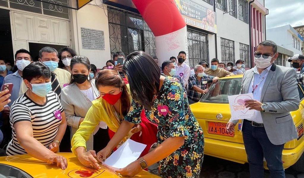 INICIATIVA “TAXI SEGURO CORAZON VIOLETA” CON LA UNIÓN DE TAXISTAS DE IMBABURA, POLICÍA NACIONAL Y MUNICIPALIDAD DE IBARRA