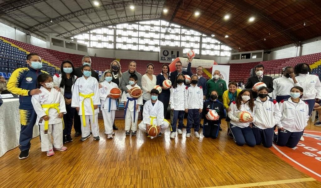 MUNICIPALIDAD DE IBARRA Y LA FEDERACIÓN DEPORTIVA DE IMBABURA ENTREGAN IMPLEMENTOS DEPORTIVOS A NUESTROS DEPORTISTAS