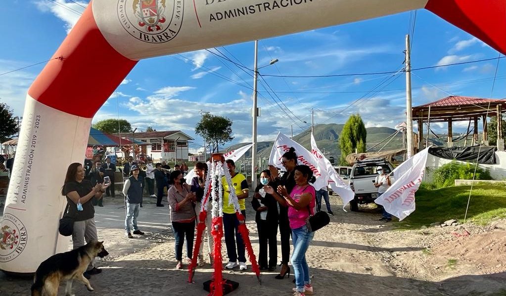 COLOCACIÓN DE LA PRIMERA PIEDRA DEL SEGUNDO FRENTE DE TRABAJO DE ASFALTADO Y ADOQUINADO PARA LAS PARROQUIAS CARANQUI, EL SAGRARIO Y SAN FRANCISCO