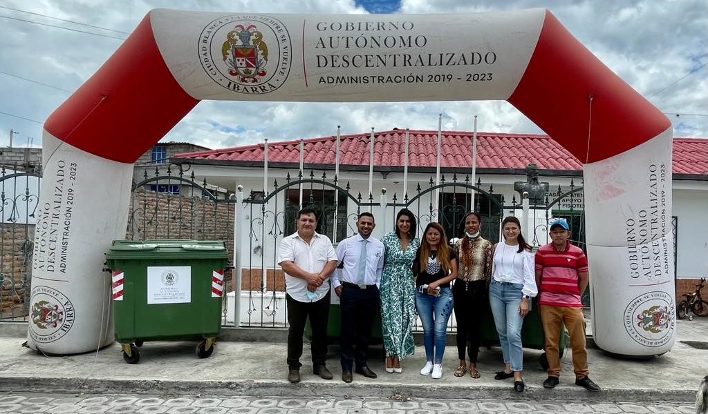 ENTREGAMOS CONTENEDORES PARA LA RECOLECCIÓN DE DESECHOS SÓLIDOS EN LA PARROQUIA RURAL DE SALINAS