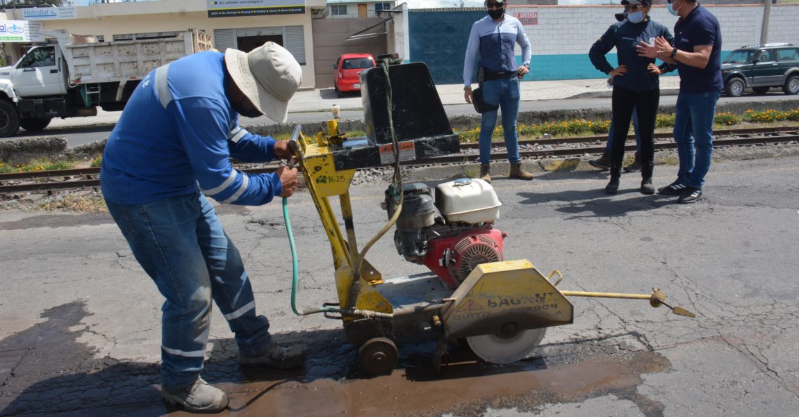 INICIO DE BACHEO ASFÁLTICO EN CALIENTE EN VARIAS VÍAS DE IBARRA