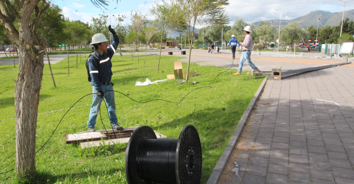 SE EJECUTA LA REPARACIÓN DE LUMINARIAS DEL PARQUE CÉNTRICA