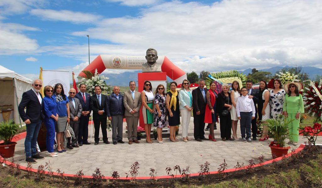 CON UN BUSTO SE INMORTALIZA AL DR. LUIS ANDRADE GALINDO EX ALCALDE DE IBARRA