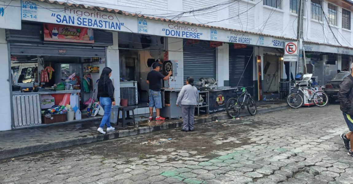 SE REALIZÓ MINGA DE LIMPIEZA EN LOS MERCADOS DE IBARRA