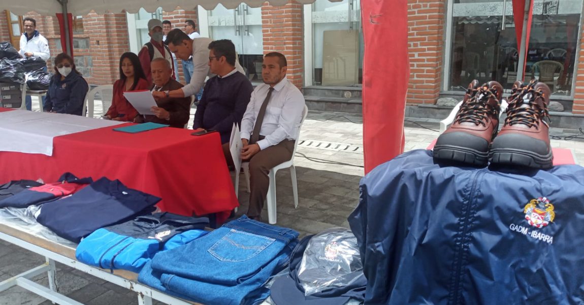 SE BRINDA SEGURIDAD A TRABAJADORES MUNICIPALES CON ENTREGA DE INDUMENTARIA