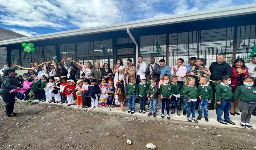 LA MUNICIPALIDAD ENTREGA DOS AULAS NUEVAS A LA U.E. AGUSTÍN CUEVA DÁVILA