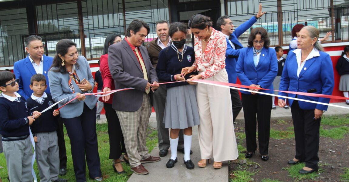 LA MUNICIPALIDAD ENTREGA AULAS A LAS UNIDADES EDUCATIVAS BEATRIZ JARRÍN Y ANA LUISA LEORO