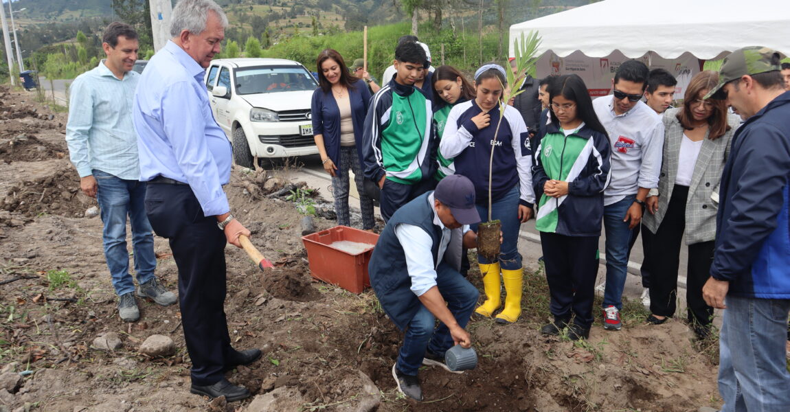 UNA JORNADA DE SIEMBRA DE ÁRBOLES EN CONMEMORACIÓN DEL DÍA DEL AMBIENTE.