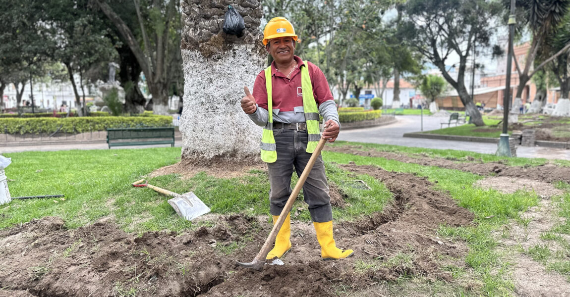 ALCALDÍA DE IBARRA TRABAJA EN LA COLOCACIÓN DE BATERIAS Y SISTEMAS DE ILUMINACIÓN SOLAR EN EL PARQUE “LA MERCED”