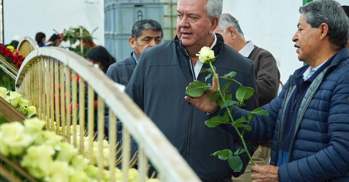 ALCALDE DE IBARRA BUSCA LA IMPLEMENTACIÓN DE LA INDUSTRIA FLORÍCOLA EN EL CANTÓN