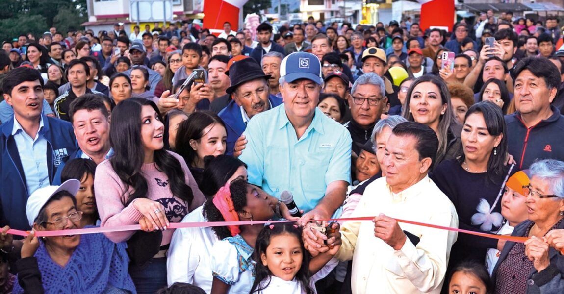 EL ALCALDE ÁLVARO CASTILLO A., INAUGURÓ EL PUENTE DEL EJIDO DE CARANQUI