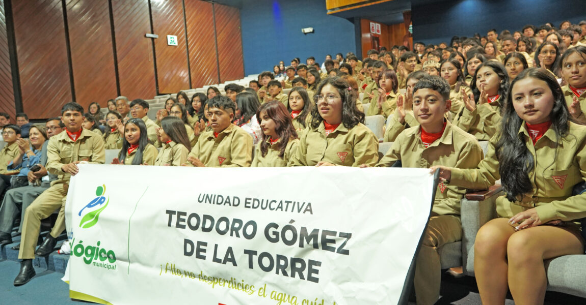 MUNICIPIO DE IBARRA CONDECORA A LA UNIDAD EDUCATIVA TEODORO GÓMEZ DE LA TORRE POR SU COMPROMISO AMBIENTAL