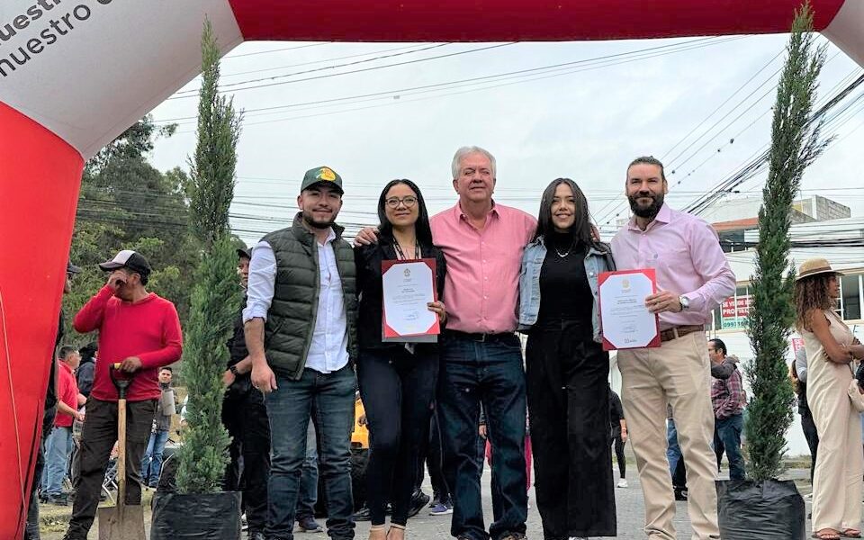 Alcaldía de Ibarra y Kia Ecuador firman alianza para un futuro más verde y sostenible.